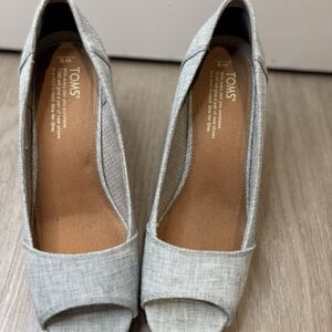 TOMS Stella peep-toe wedge shoes in a gray woven fabric. Size 9